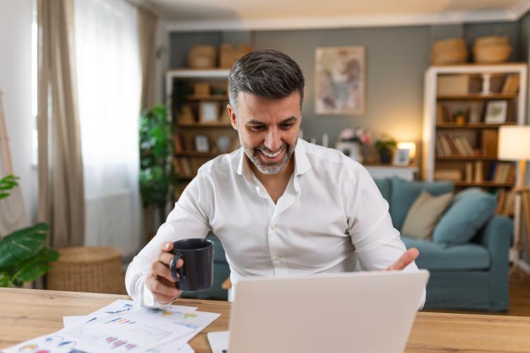 Hombre trabajando desde casa